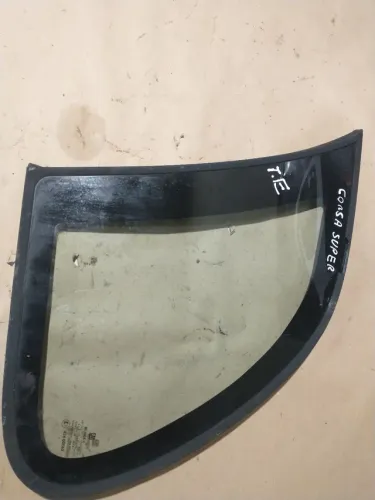 Vidro traseiro lateral esquerdo  Corsa super 97 4p