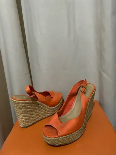 Sandália Arezzo plataforma laranja