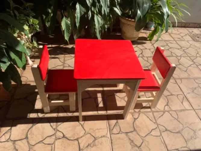 Mesa infantil vermelha