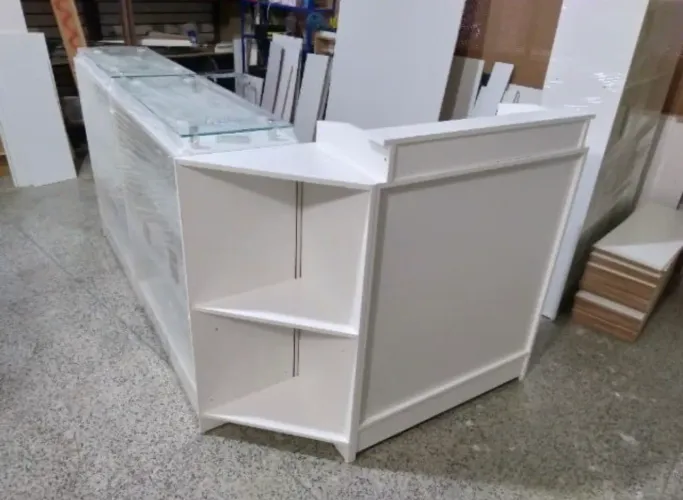 BALCÃO EM L (CAIXA+ 02 VITRINES COM TAMPO DE VIDRO TEMPERADO)