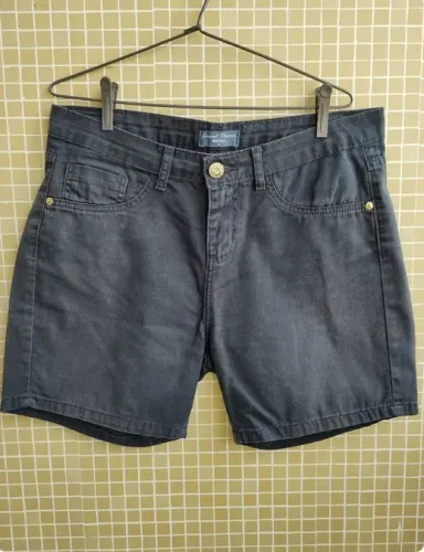 Bermuda em sarja azul marinho, marca Marisa