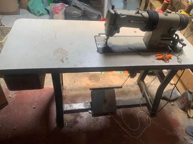 MAQUINA DE COSTURA MITSUBISHI MADE IN JAPAN MODELO DB-130E EXCELENTE SEMI-NOVA