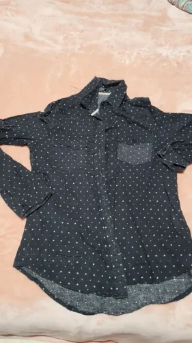 Camisa manga longa preta com estrelas brancas