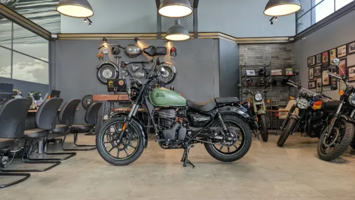 Royal Enfield Meteor Fireball Green- Design Marcante e Economia