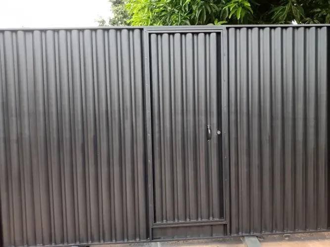 Portão com porta 1100 na chapa preta tamanho padrão