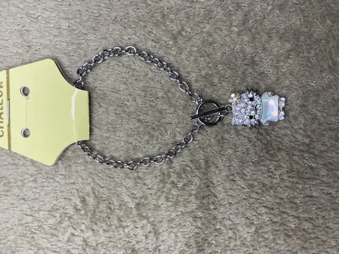 Colar Hello Kitty com Pedrarias - Luxo e Estilo!