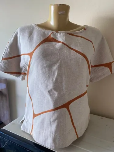 Blusa elegante, bem conservada