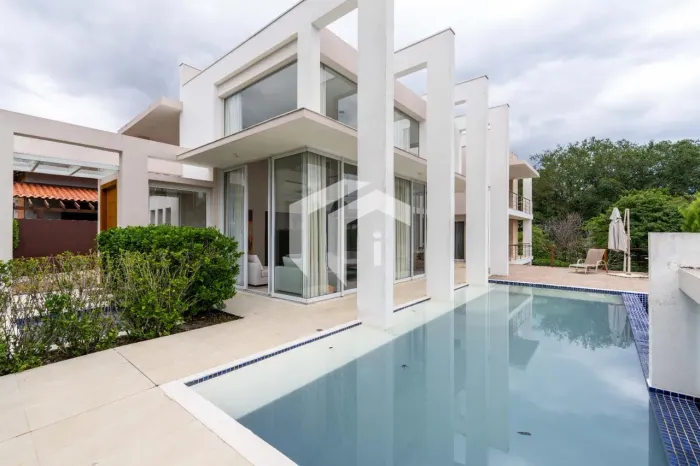 CASA À VENDA OU LOCAÇÃO EM CONDOMÍNIO FECHADO EM SOUSAS EM CAMPINAS.