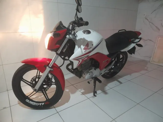 Titan 150 vermelha e branco 