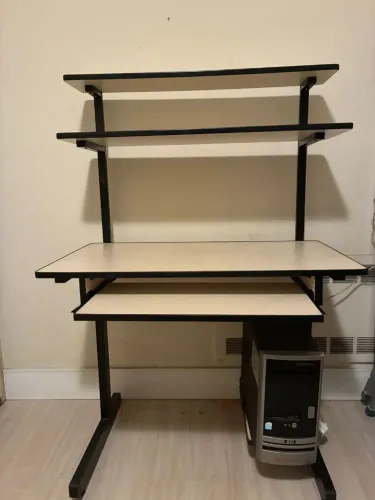 Mesa de Escritório com Prateleiras