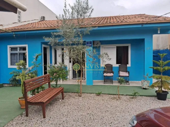 Oportunidade de Rentabilidade! Casa a 500 metros da praia à venda na Barra da Lagoa.