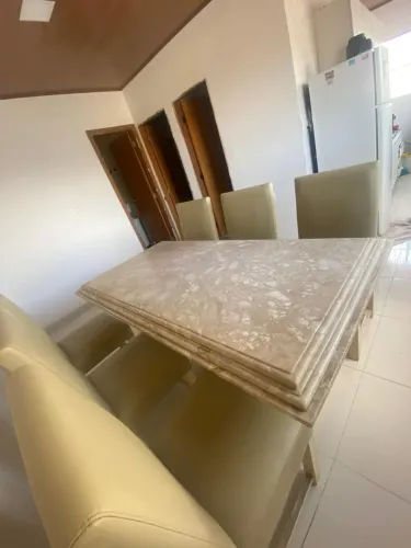 Mesa de jantar de mármore