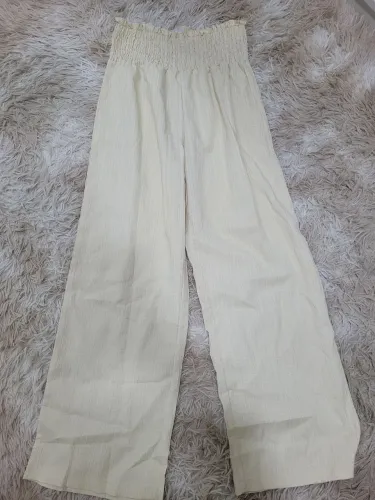 Calça em tecido.