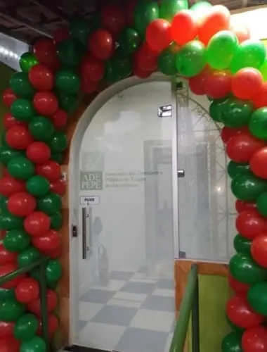 Enchimento e decoração com balões 
