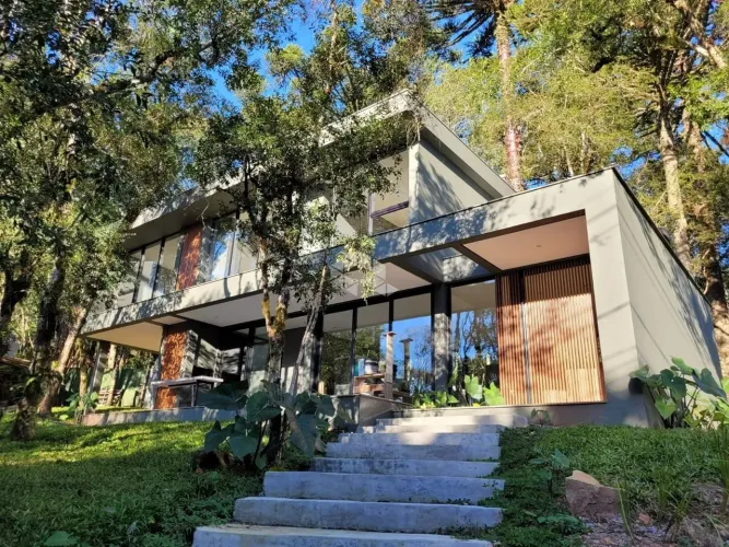 Casa em Condomínio, 330m², no Residencial Pinheiro Grosso em Canela