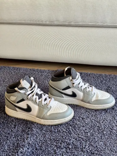 NIKE - Air Jordan 1 Mid "Light Smoke Grey Anthracite"
