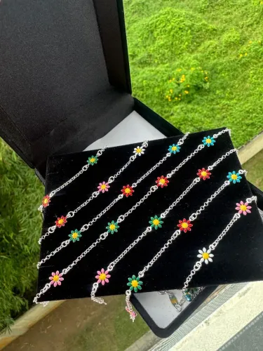 Pulseiras de prata flores coloridas - Delicadas e estilosas!