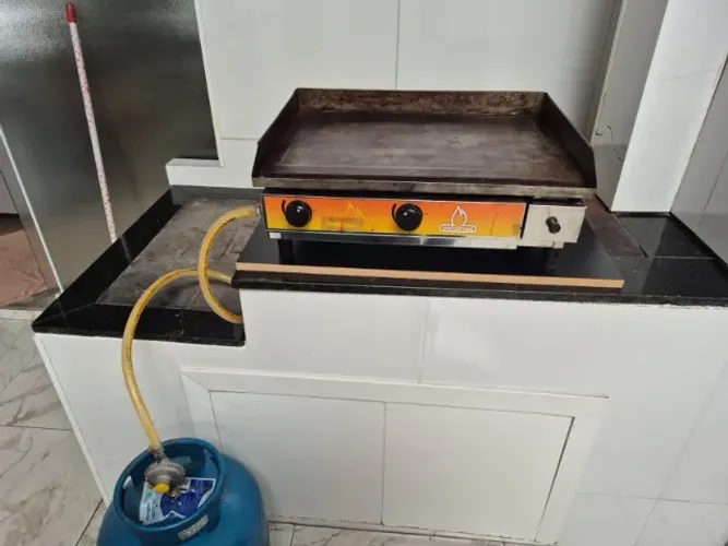 Chapa e churrasqueira com 2 queimadores em U da Metalmaq usada