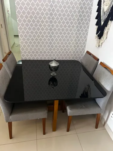 Conjunto de mesas e cadeiras