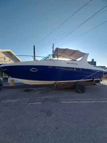 Lancha Triton 275 ano 2012 com motor Mercruiser 5.7 V8 com apenas 155 horas de uso