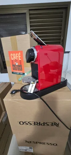 Cafeteira Nespresso Vermelha - Nova!