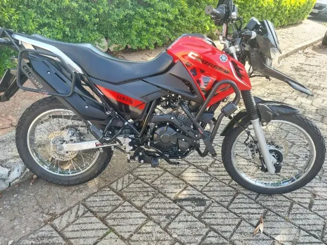 Crosser vermelha 2024