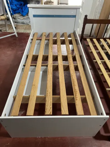Cama de Solteiro de Madeira com Gavetas, Usada