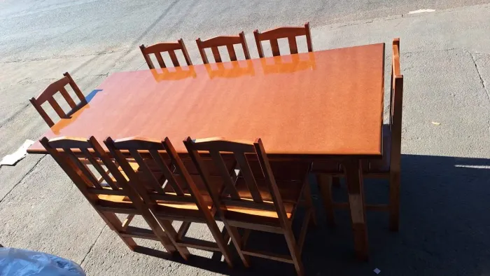 Mesa de Jantar em Madeira Maciça e tampo em mdf com 8 Cadeiras nova