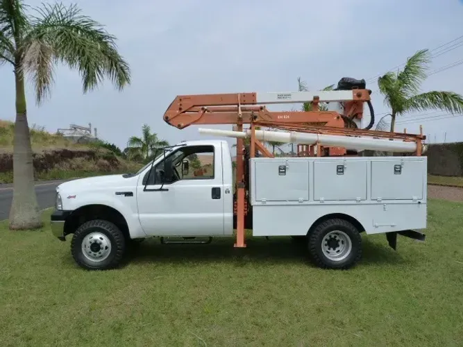 CESTO AÉREO F4000 4X4 - ANO 2011