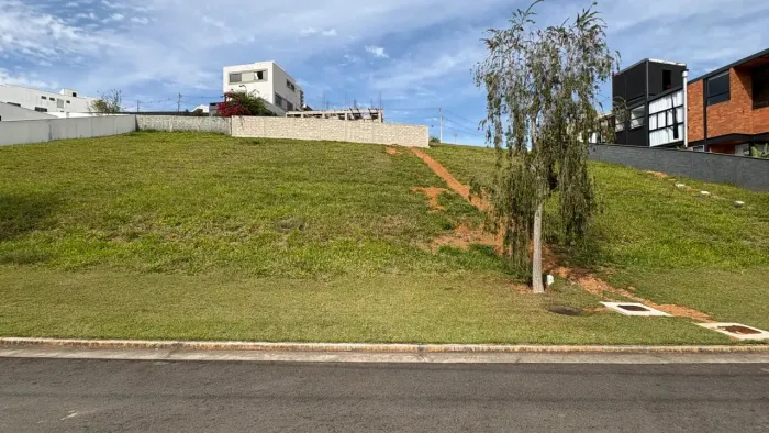 Terreno em aclive próximo à portaria no Alphaville para venda