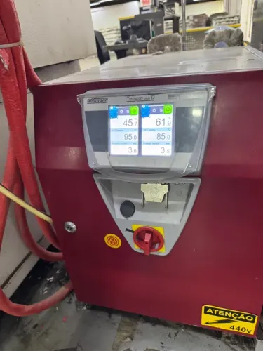 Máquina injetora de plásticos