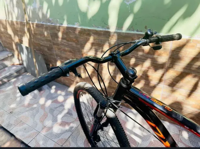Bicicleta Oxglide preta com laranja em ótimo estado de conservação 