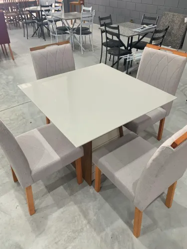Mesa de Jantar com Tampo de vidro 90x90 + Cadeiras