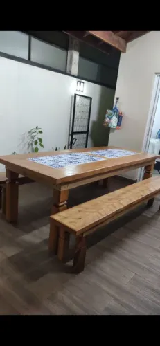 Mesa em madeira com ladrilhos 