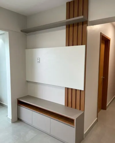 Painel para TV com Prateleira e Nicho