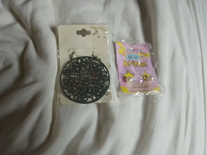 Brincos de pérola e metal com design floral