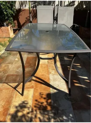 Mesa com tampo de vidro, com porta ombrelone 