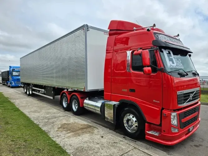 FH 460 6x2 Globetrotter Ano 13 Mola Automático + Baú Nostra 0 km ano 25 30plts sem pneus
