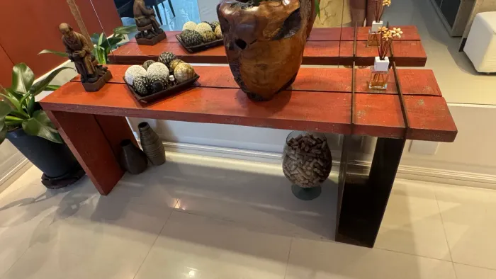 Aparador de madeira com aço corten + mesa de canto