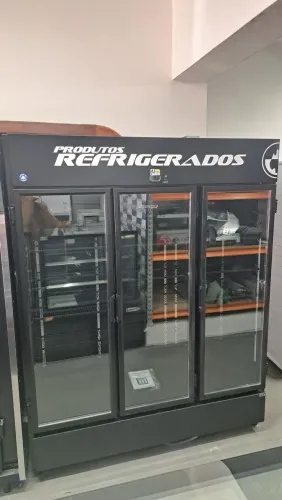 A. Expositor refrigerado 3 portas visa cooler total Black