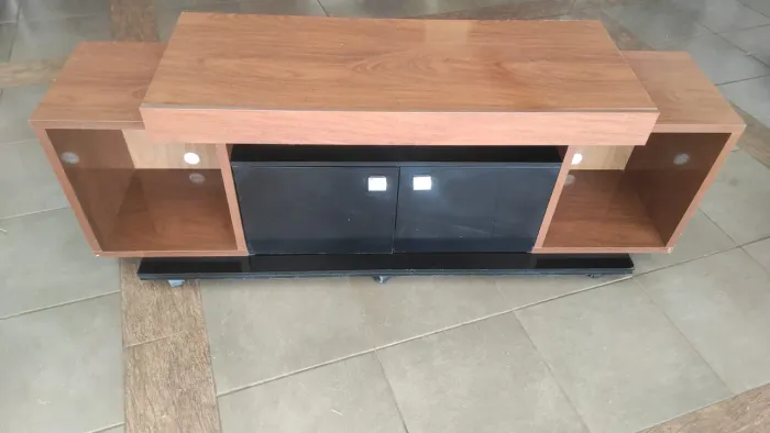 Rack para TV com design moderno e espaço interno