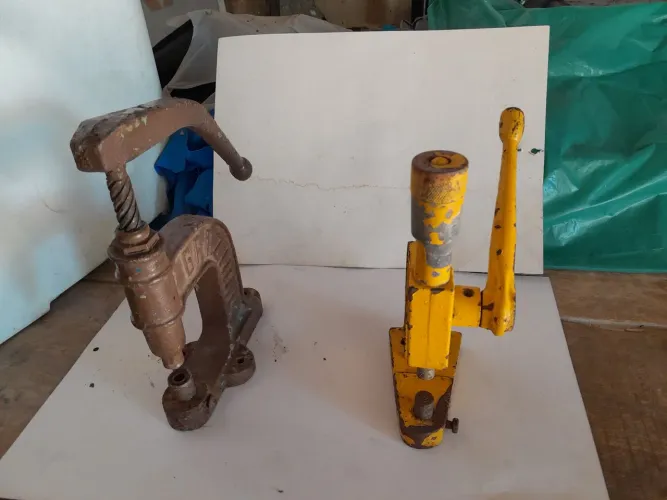 Máquina manual para aplicar botões 