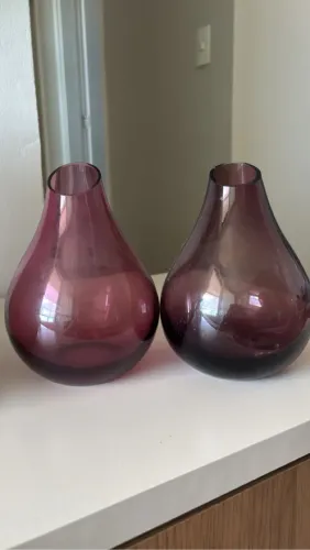 Vasos decorativos de vidro roxo