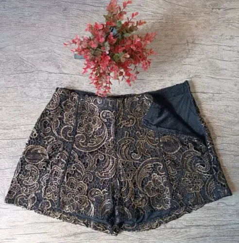 Shorts em renda preta e dourada