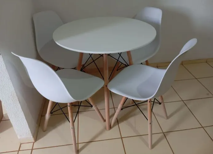 Mesa de jantar Eames com 4 cadeiras