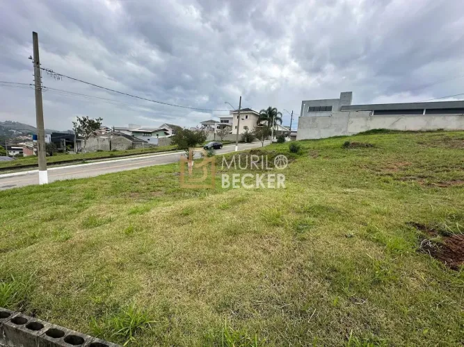 Terreno de esquina á venda no Condomínio Residencial Mantiqueira