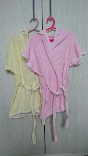 2 roupões infantis Tam. 3 rosa e amarelo claros