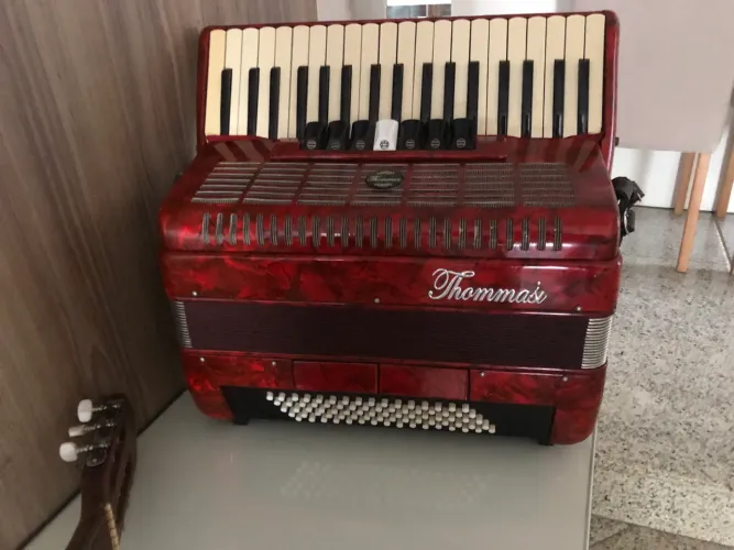 Vendo acordeon 80 baixos super conservada