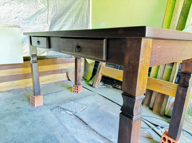 Mesa de madeira de demolição de canela preta.