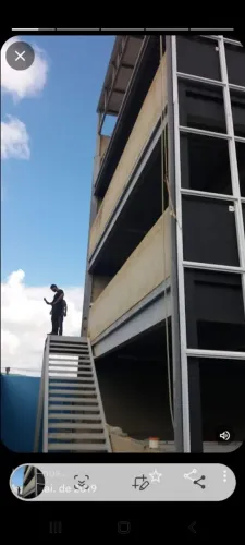 Fachada em pele de vidro laminados espelhados refletivo